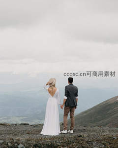 山顶之巅的浪漫对望