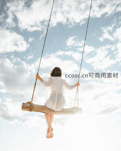 白衣女子荡着木制秋千，仰望蓝天白云