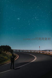 星空下的公路旅人仰望银河