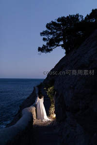 暮色悬崖，白衣女子独行石阶