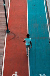 红蓝跑道，俯拍行人漫步街头