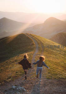 山巅牵手，双人奔跑迎向霞光