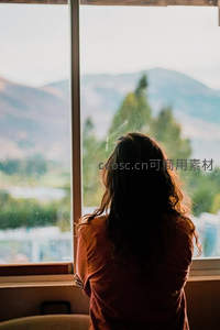 窗前凝望，远山如画思绪万千