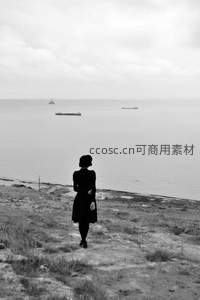 海岸孤影，远眺海天一色