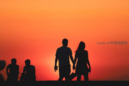 夕照剪影，爱侣漫步余晖中