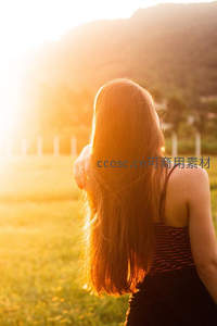 阳光洒在少女长发上的温柔瞬间