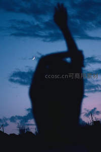 月下举手剪影，晚霞云层映衬宁静瞬间