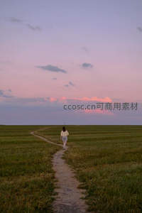 黄昏小径上独行的身影