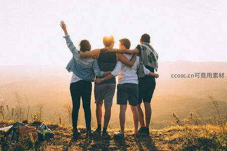 好友环抱共赏山间夕照