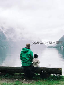 父子同坐：雾锁湖山共赏静谧时光