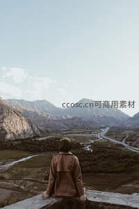 山巅远眺，一人静观峡谷风光