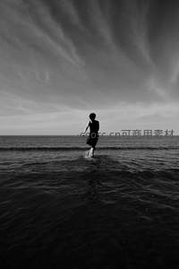 黑白瞬间，海边奔跑溅起水花