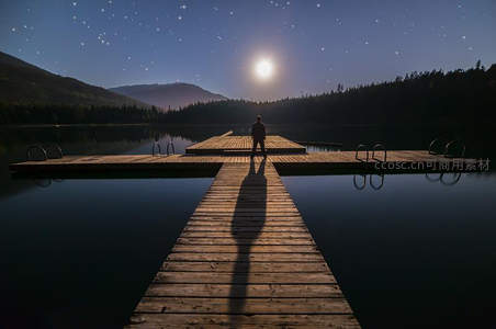 月夜湖心，长廊尽头的孤影凝望