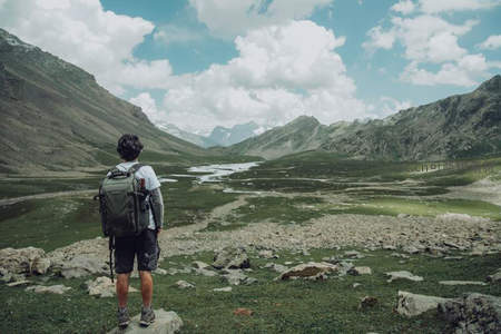 背包客立山巅俯瞰河谷云天