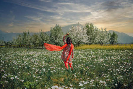红纱飘舞花田女子迎风而立