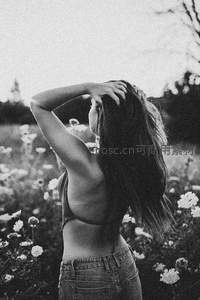 花海中的背影，黑白光影下的宁静时刻