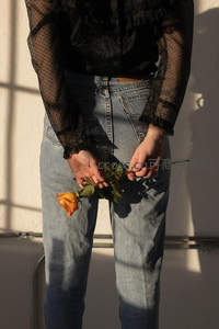 阳光洒落，手中橙玫瑰的温柔瞬间