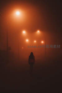 雾夜街头，孤影前行，暖光朦胧如梦