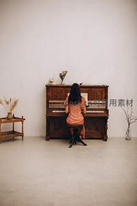 女子弹奏复古钢琴，室内静谧时光