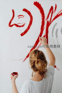 红颜挥毫：女子墙绘抽象艺术创作