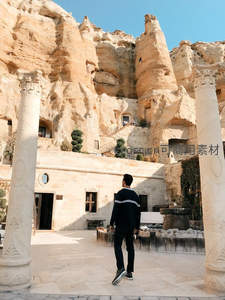 岩穴古城，游客漫步于石柱庭院间