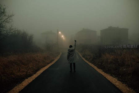 雾路行者高举拳头迎向朦胧世界