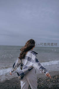 海边女孩迎风奔跑发丝飞扬