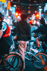 霓虹街头，少年与BMX自行车共沐夜色