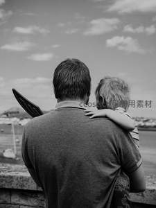 黑白光影下的父爱时刻