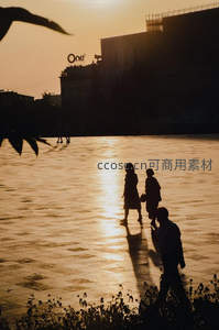 夕阳广场剪影，城市黄昏的人文风景