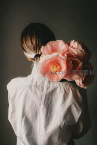 背影少女肩扛粉牡丹花朵绽放