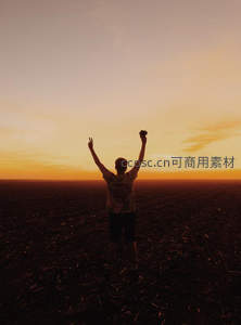 夕阳下田野中的胜利姿态