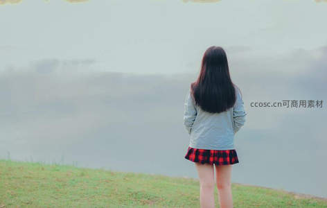 湖畔少女仰望天空