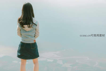 少女背影眺望云雾缭绕的山谷风光