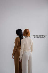 极简背景下的双人背影