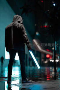 雨夜街头，光剑少年背影如谜