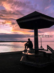 黄昏海边凉亭，独坐沉思剪影