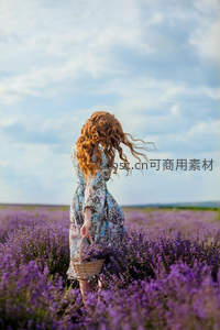 薰衣草田中，红发少女提篮漫步
