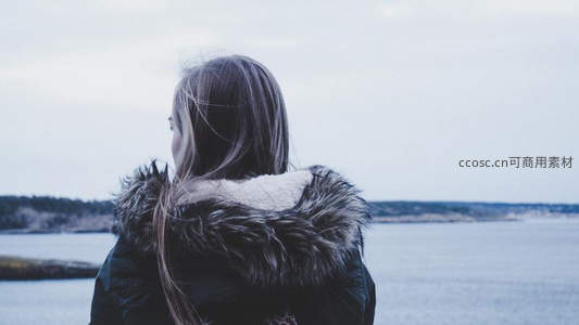 冬日湖畔，女子背影凝望远方