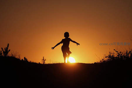 夕阳剪影，孩童奔跑于山丘之上