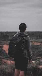 背包客凝望远方荒野