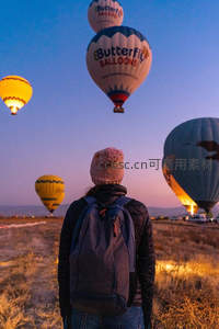 热气球节下的仰望者