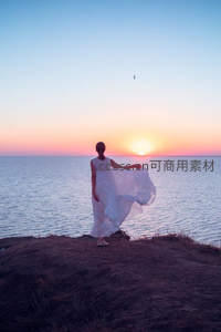 海边日落时分的白色裙摆