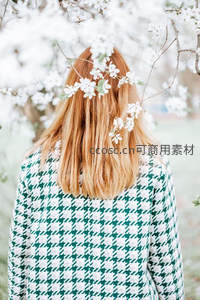 花枝掩映下的格纹背影