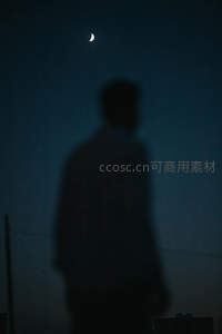 月下孤独身影仰望星空