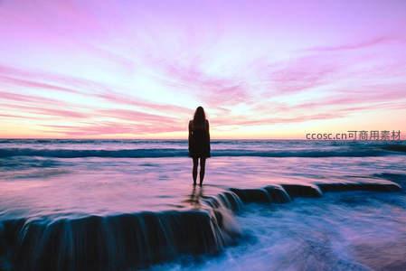 少女剪影伫立海边迎接梦幻紫霞
