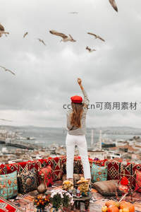 红帽少女屋顶喂鸥瞰古城