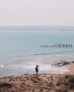 海岸孤影，背包客眺望碧海