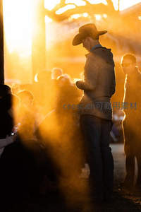 夕阳下戴牛仔帽的男子剪影