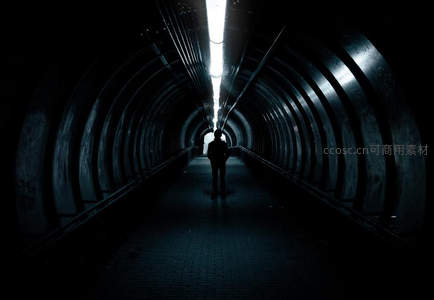 幽暗隧道尽头的孤寂人影